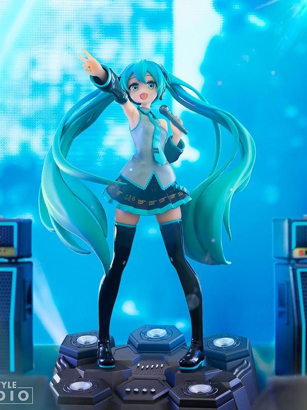 Hatsune Miku figurine (high: 18 cm)